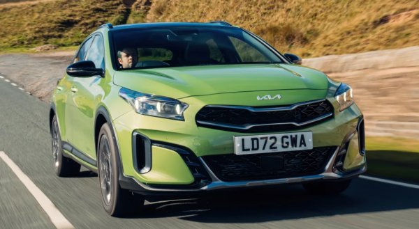 Освен Ceed хечбек, Ceed Sportswagon и Proceed хечбек с 3 врати, има и четвърти член на обширното семейство Ceed: Kia XCeed . Тази версия добавя подсилен стил и допълнителна практичност към разумния семеен автомобил на корейската марка. На достъпни цени.

Вътре интериорният дизайн на XCeed започва да изглежда малко остарял в сравнение с най-новите модели на марката като Niro , но целият основен комплект е добавен като стандарт. Това включва информационно-развлекателна система с Apple Carplay и Android Auto , круиз контрол и камера за паркиране. Ако възнамерявате да използвате XCeed като семеен автомобил , има прилично пространство за четирима пътници, както и 426-литров багажник &mdash; с 31 литра повече от обикновения Ceed.